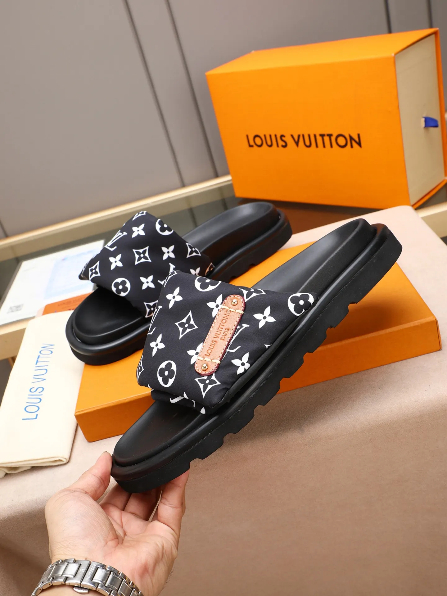 PP360 [LOUIS VUITTON] Louis Vuitton, LV printing, men's and women's slippers are on the market. The drawer box packaging comes with a cloth bag and a card. The upper pattern looks very soft and waxy, and it is a super versatile leg slimming tool. Fabric: imported denim/canvas/old fabric, LV hardware LOGO, official website pattern printing, comfortable to wear, feet: high-elastic PU water table. Sole: foam sole, heel height: about 5cm. Code number: 35-46, 35, 45, 46 are custom-made and non-returnable. Color: multiple colors and styles available.